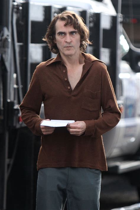 what is wrong with joaquin phoenix shoulder